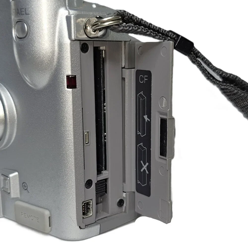 Konica Minolta DiMage 5 3.3 Mega Pixels 7x Optical Zoom Digital Camera POWERS ON